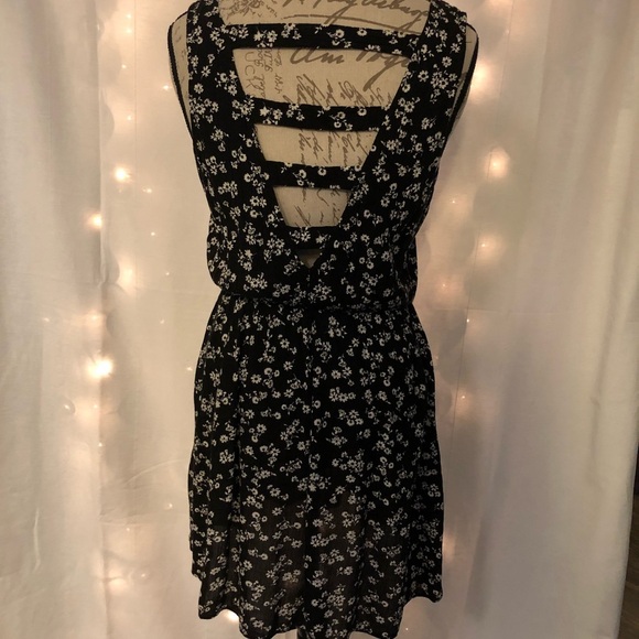 1[Forever21] Black & White dress exposed back - Picture 4 of 7